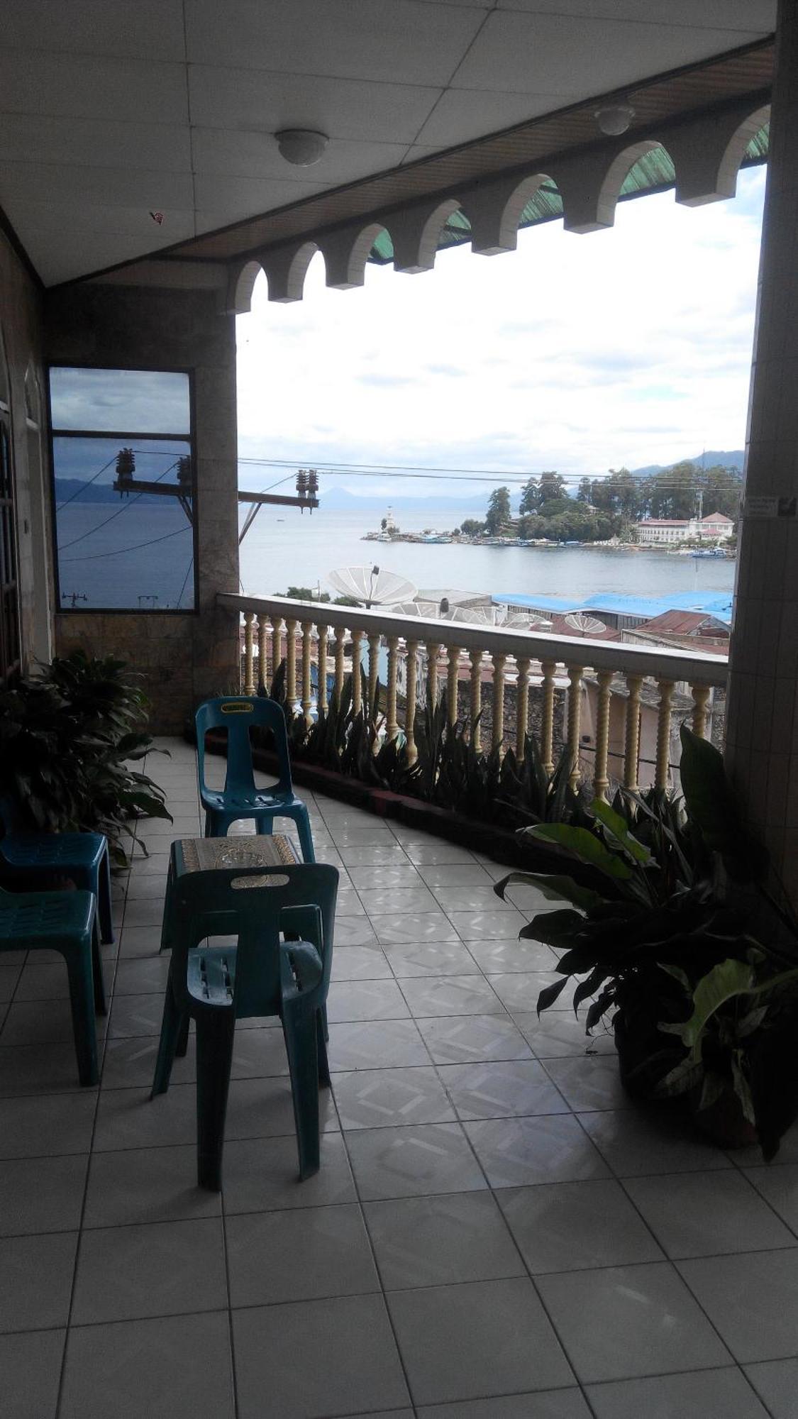 Melissa Palace Hotel And Karaoke Parapat Exterior foto